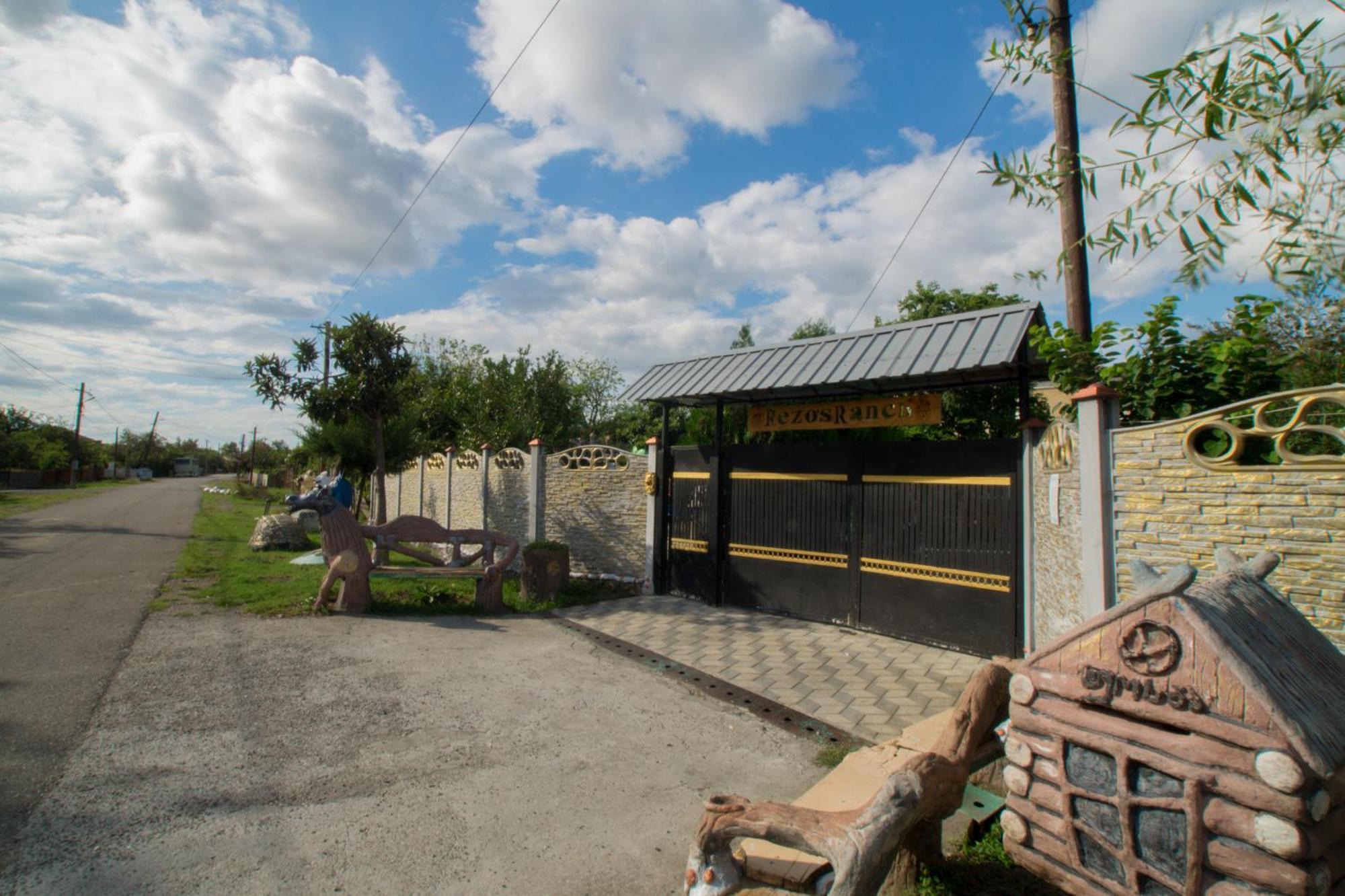 Rezo'S Ranch Apartment Samtredia Exterior photo
